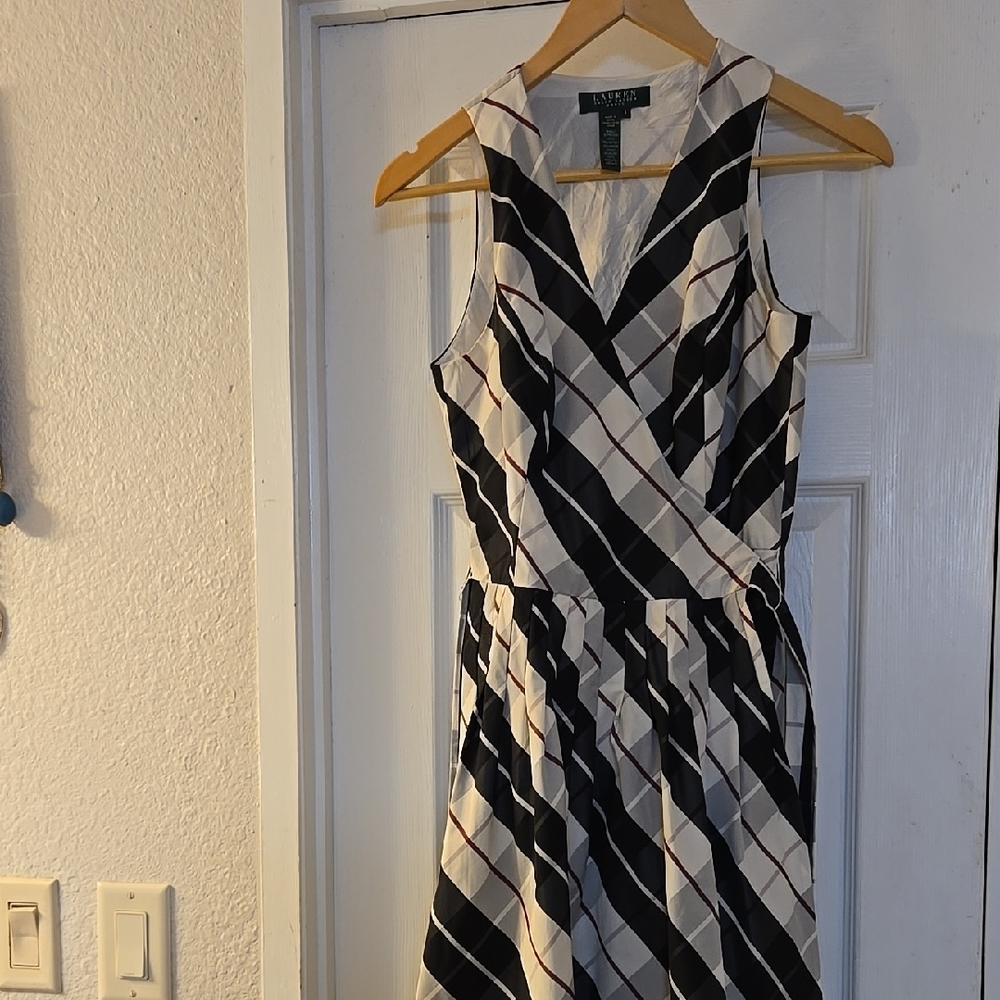 Lauren Ralph Lauren Black and White Sleeveless V-neck Sheath Dress